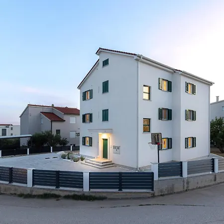 3 Bed Sleeps 6 With Terrace & Flat-screen Tv Kaštela