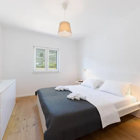 Appartement 3 Bed Sleeps 6 With Terrace & Flat-screen Tv Kaštela