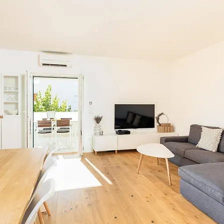 3 Bed Sleeps 6 With Terrace & Flat-screen Tv *