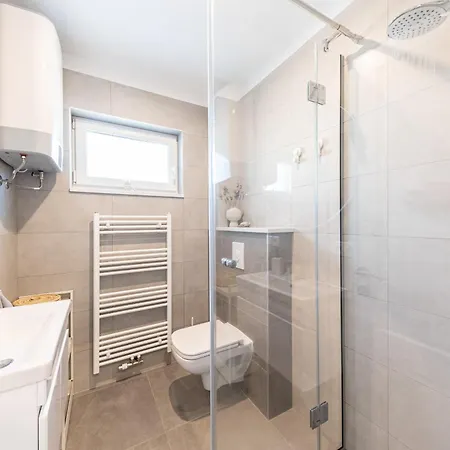 3 Bed Sleeps 6 With Terrace & Flat-screen Tv Каштела