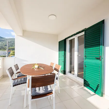 Апартаменты 3 Bed Sleeps 6 With Terrace & Flat-screen Tv
