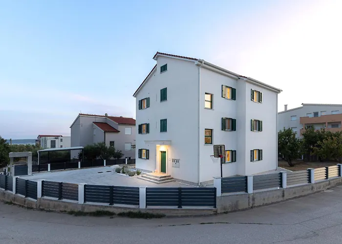 3 Bed Sleeps 6 With Terrace & Flat-screen Tv Kaštela