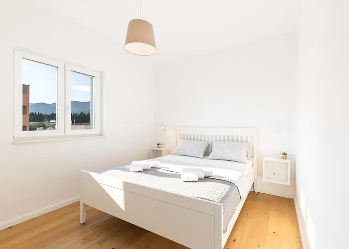 3 Bed Sleeps 6 With Terrace & Flat-screen Tv Kaštela