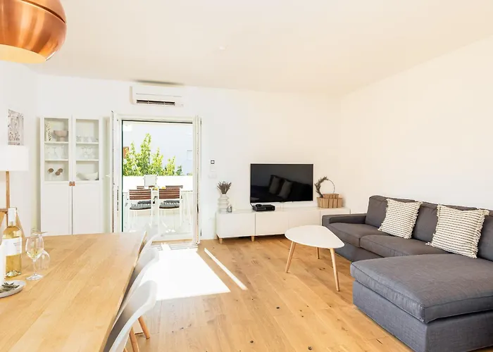 3 Bed Sleeps 6 With Terrace & Flat-screen Tv *