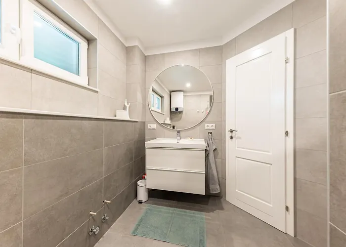 Appartement 3 Bed Sleeps 6 With Terrace & Flat-screen Tv *