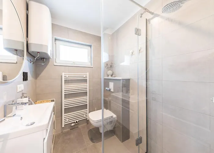 3 Bed Sleeps 6 With Terrace & Flat-screen Tv Kaštela