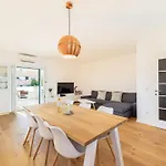 3 Bed Sleeps 6 With Terrace & Flat-screen Tv Apartment