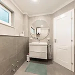 Apartment 3 Bed Sleeps 6 With Terrace & Flat-screen Tv *