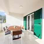 Apartment 3 Bed Sleeps 6 With Terrace & Flat-screen Tv