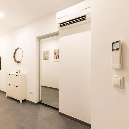 3 Bed Sleeps 6 With Terrace & Flat-screen Tv * Kaštela