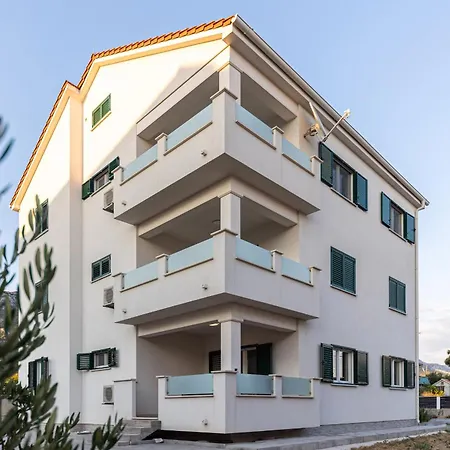 3 Bed Sleeps 6 With Terrace & Flat-screen Tv شقة