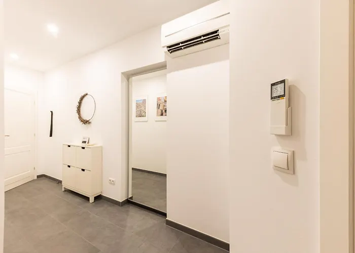 3 Bed Sleeps 6 With Terrace & Flat-screen Tv * Kaštela