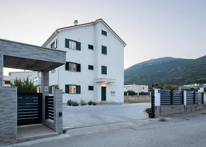 3 Bed Sleeps 6 With Terrace & Flat-screen Tv Apartman *